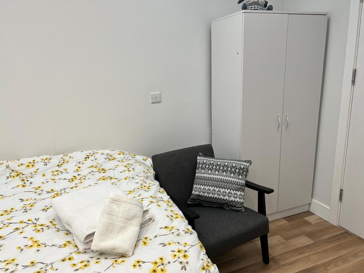 Park View Serviced Apartment - Next To Northolt Tube Station - Near Central London & Wembley Exteriör bild