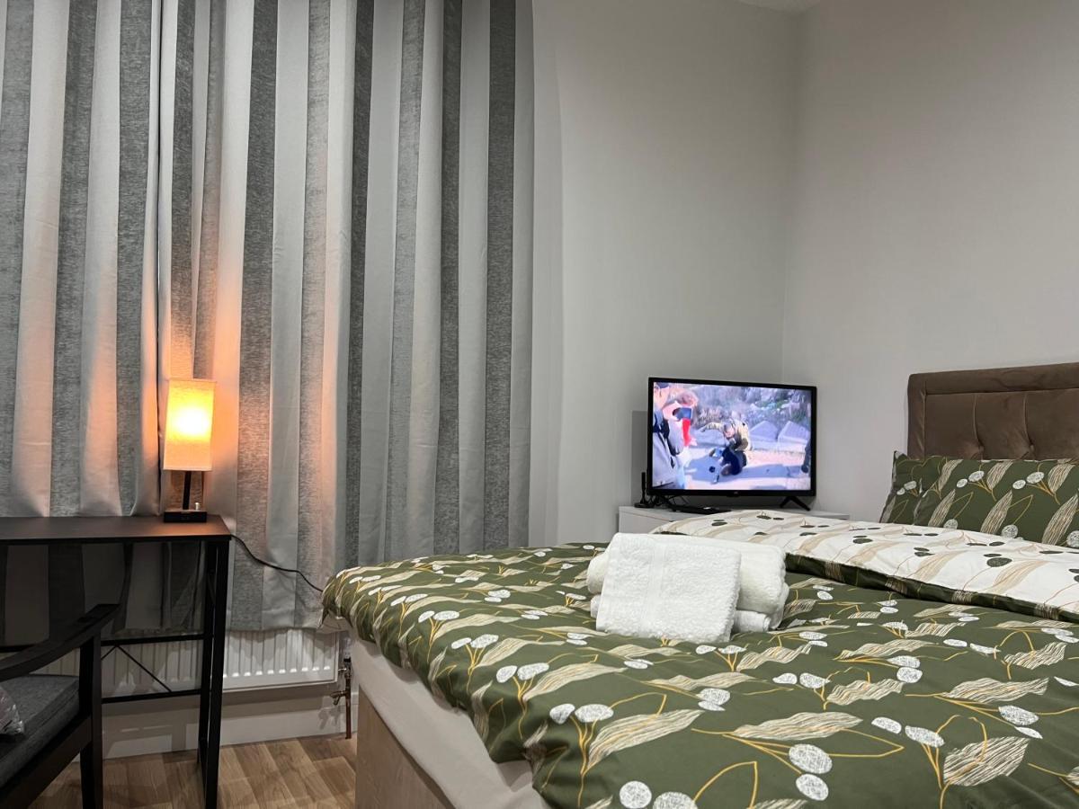 Park View Serviced Apartment - Next To Northolt Tube Station - Near Central London & Wembley Exteriör bild