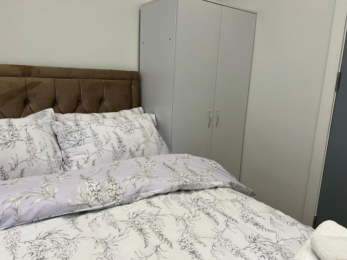 Park View Serviced Apartment - Next To Northolt Tube Station - Near Central London & Wembley Exteriör bild