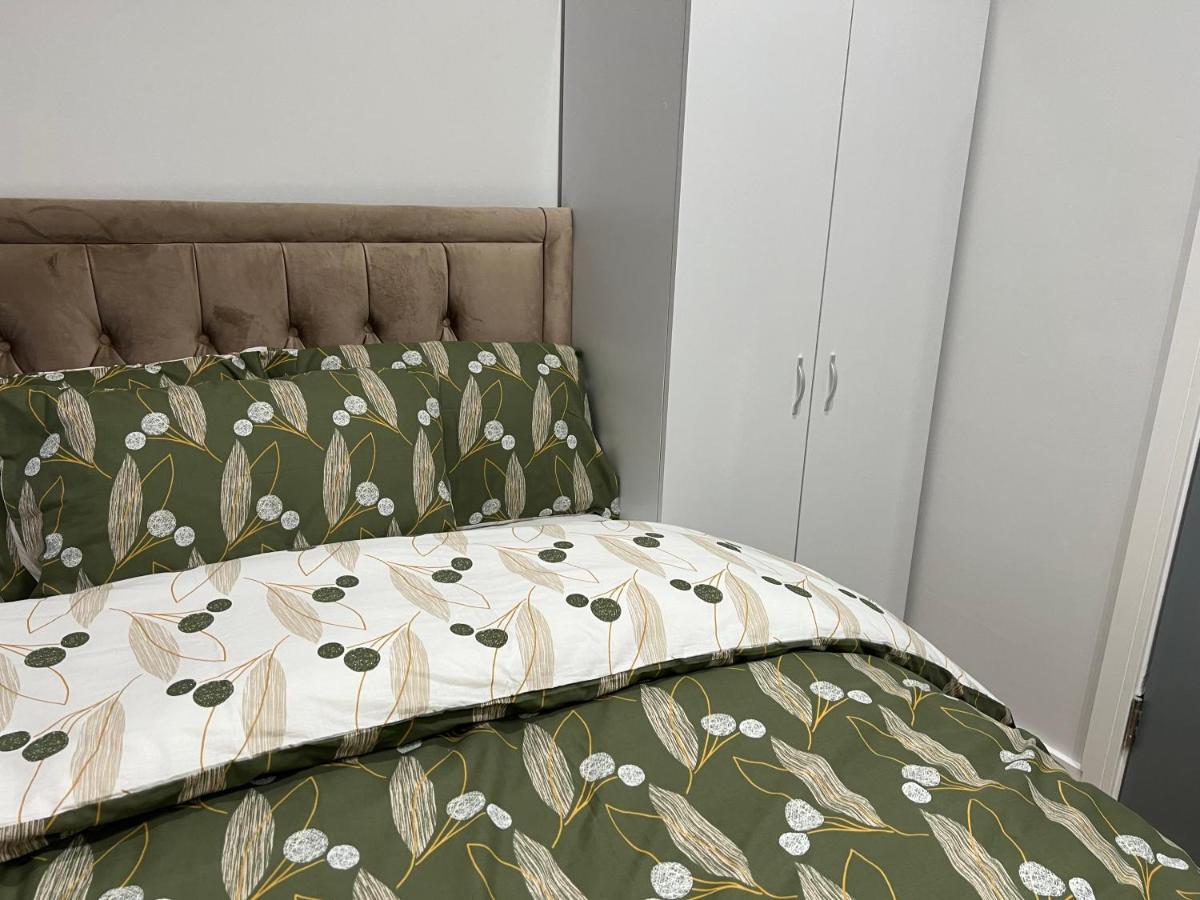 Park View Serviced Apartment - Next To Northolt Tube Station - Near Central London & Wembley Exteriör bild